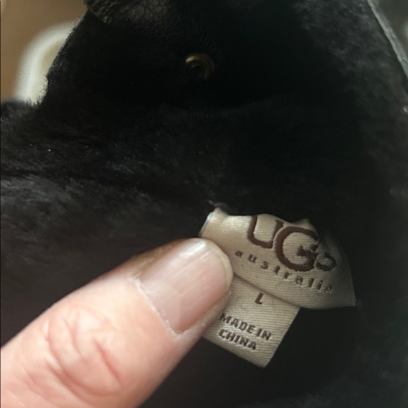 UGG Men's Classic Black Gloves - Picture 6 of 6